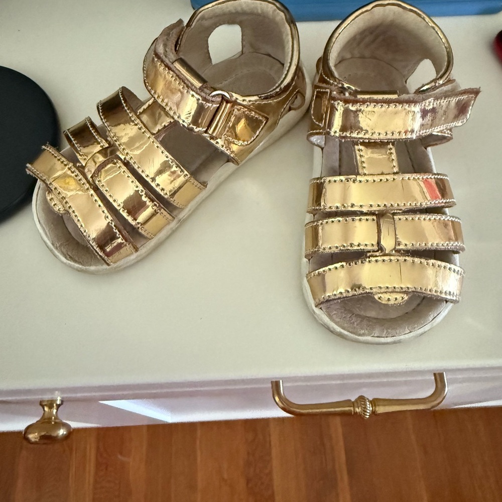 Gold see Kai run size 6 toddler Sandals